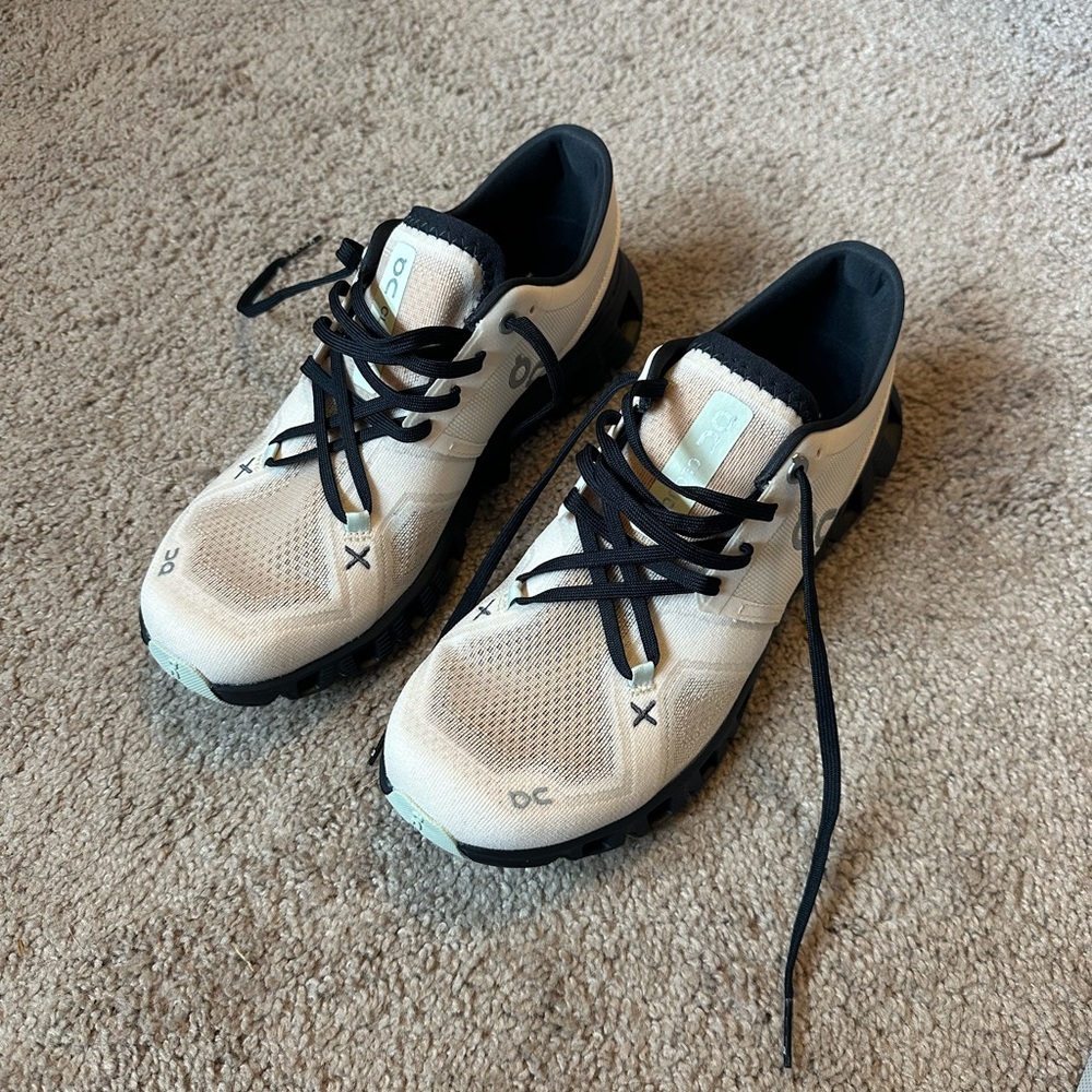 New in box ON Cloud X3
